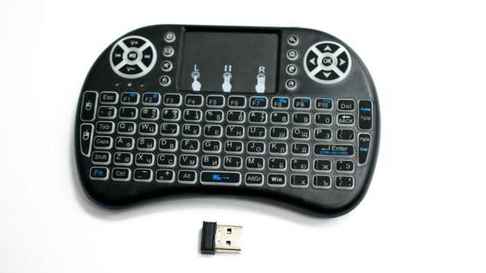 Бездротова міні-клавіатура з підсвічуванням і тачпадом MWK08/i8 LED колір - чорний